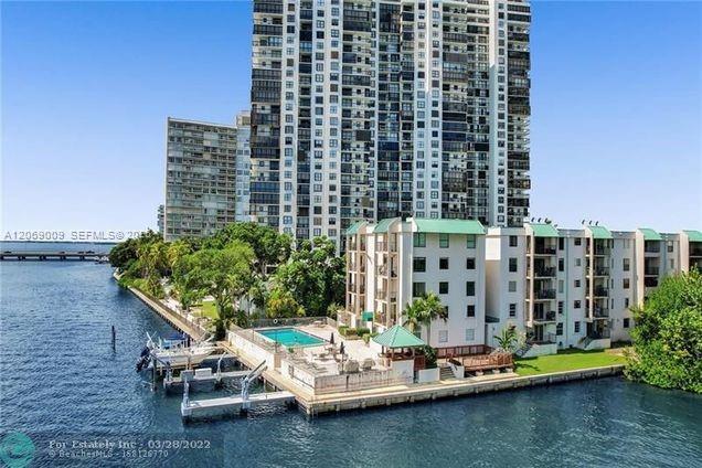 Building Photo - 2201 Brickell Ave