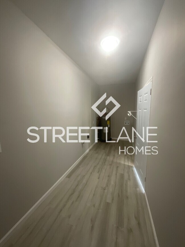 Building Photo - 1/2 MONTHS RENT FREE WITH A SIGNED LEASE B...