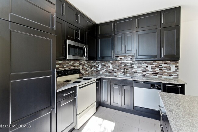 Building Photo - 39-45-45 Bruen St