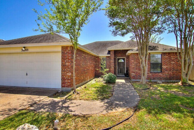 Building Photo - 3805 Julia Cir