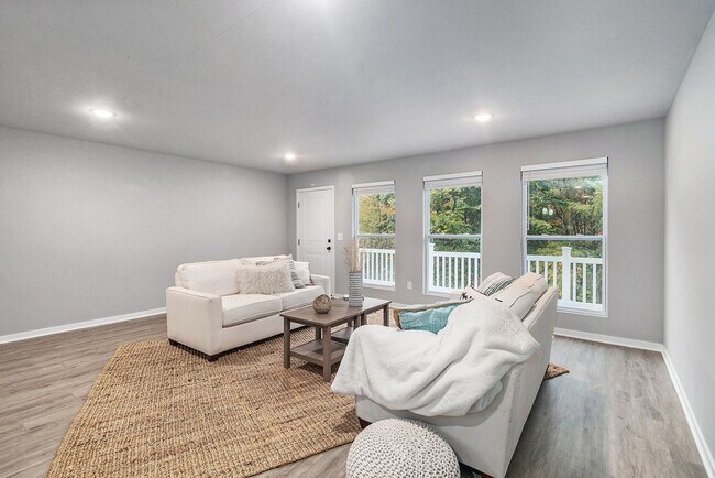 Building Photo - Like New 5 Bedroom - Close to the lake!