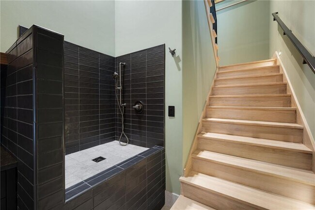 Building Photo - 725 Rocky Point Dr