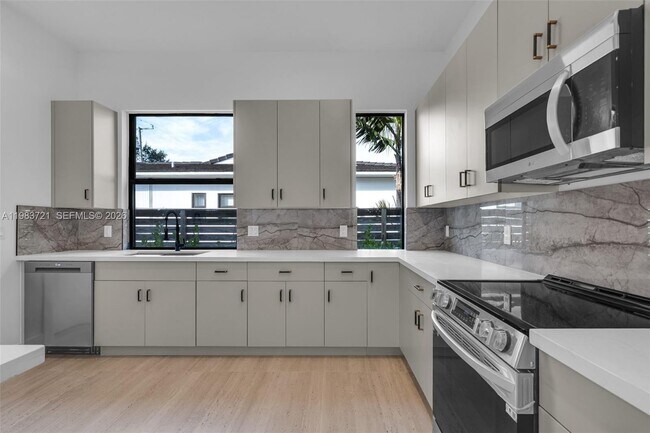 Building Photo - 3905 SW 5th St