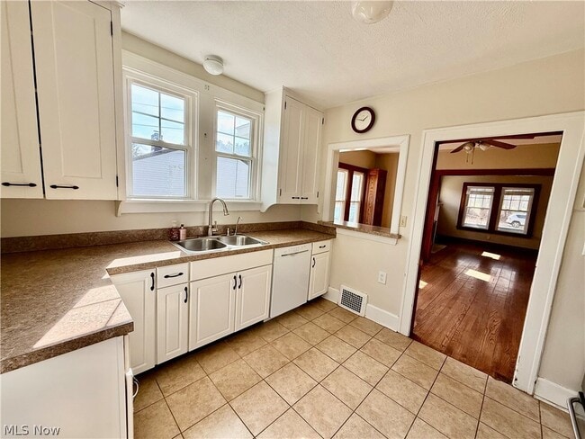 Building Photo - 364 N Chillicothe Rd