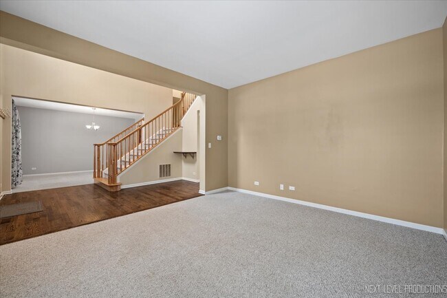 Building Photo - 706 Versailles Pkwy