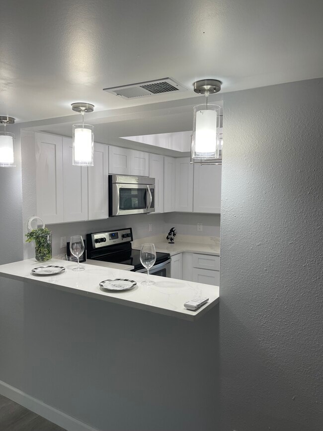 Upgraded kitchen - 152 Douglas Rd W