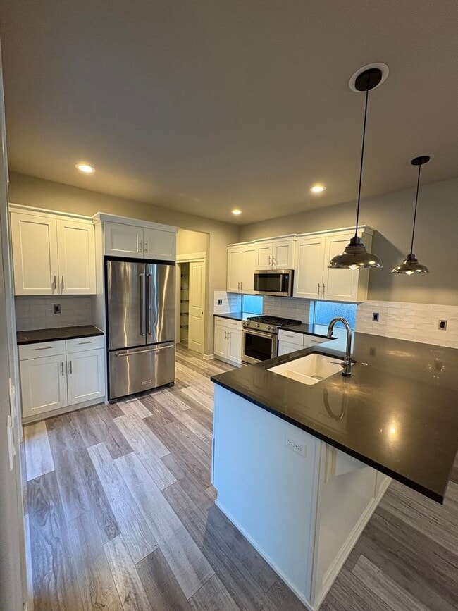 Building Photo - Newer 3 Bedroom / 2.5 Bathroom + Loft in the Ochoco Pointe Community