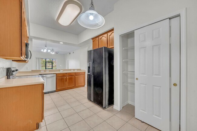 Building Photo - Golf Community Condo