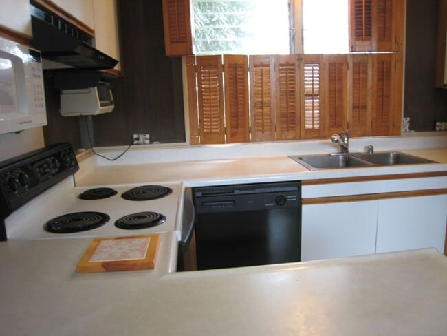 Building Photo - Mililani Town - Single story house with fe...