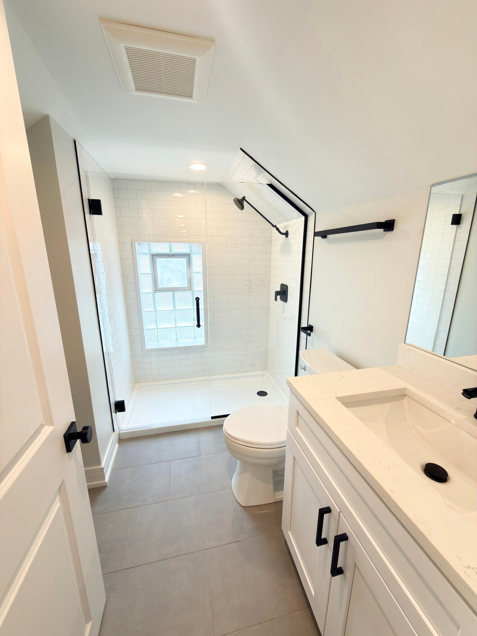 Building Photo - 858 N Paulina St