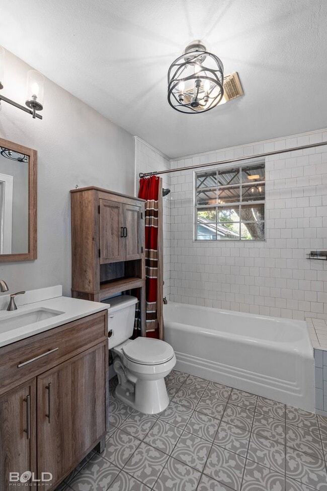 Building Photo - Check Out this 3 bed 2 bath!!