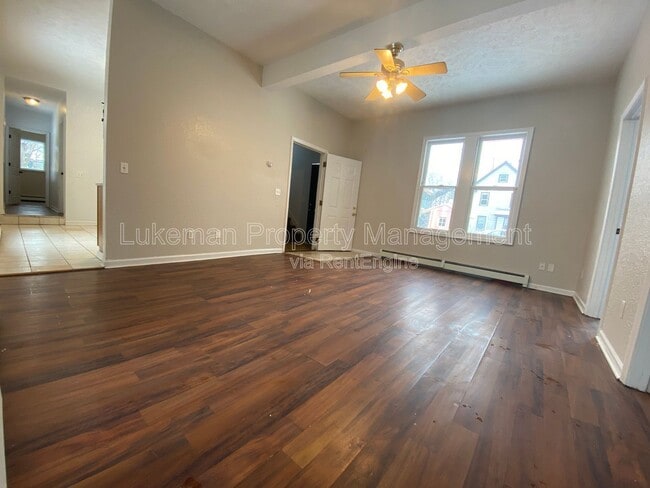 Building Photo - 421 Oak St