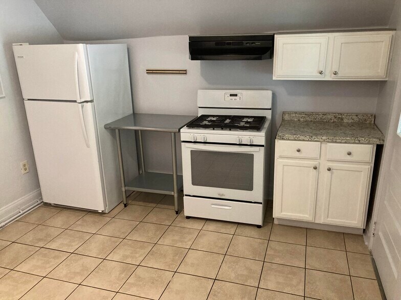 Kitchen Line - 12087 Saint Aubin St