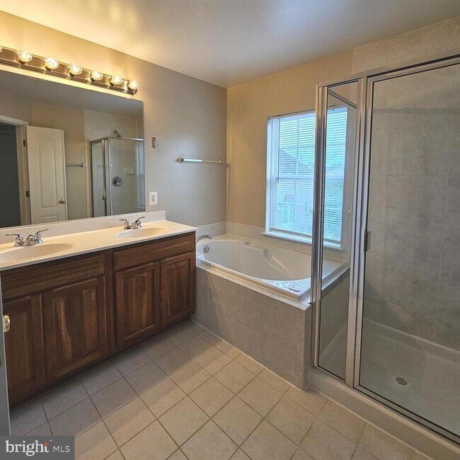 Building Photo - 5098 English Terrace