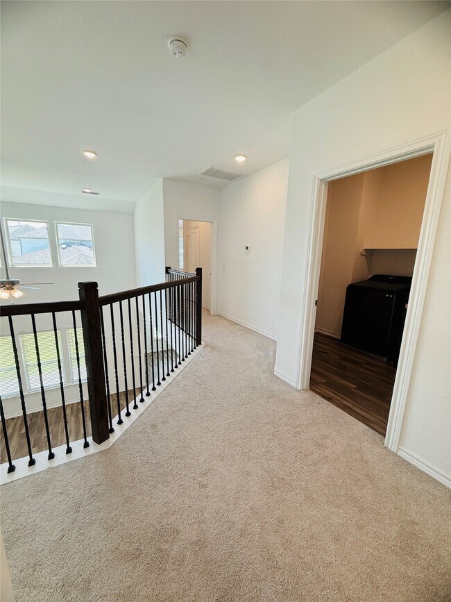 Building Photo - 15826 Dove Holw Dr