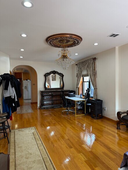 Building Photo - 1600 E 51st St