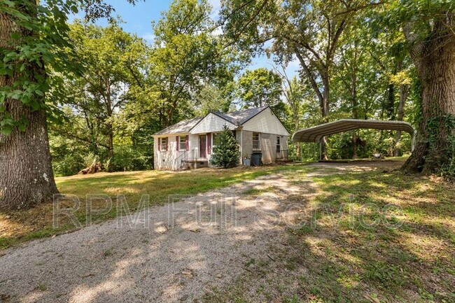 Building Photo - 570 Carol Dr