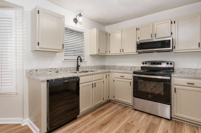 Building Photo - Beautifullly renovated home with easy access to I-26