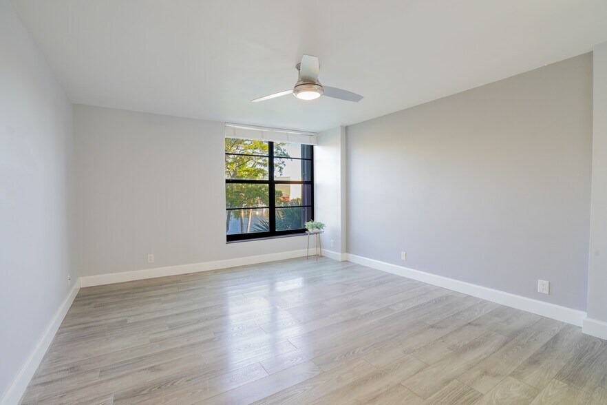 Building Photo - 7 Royal Palm Way