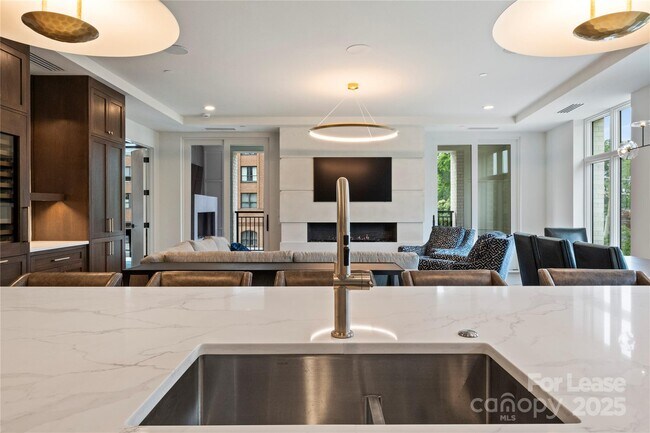 Building Photo - 1500 Queens Rd