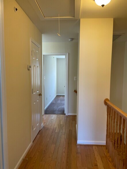 Building Photo - 203A Locust St SE