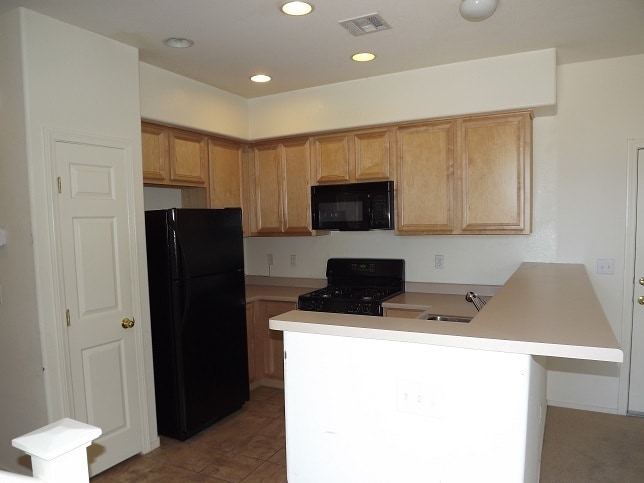 Building Photo - GREAT TOWNHOME LOCATED IN GATED COMMUNITY!!