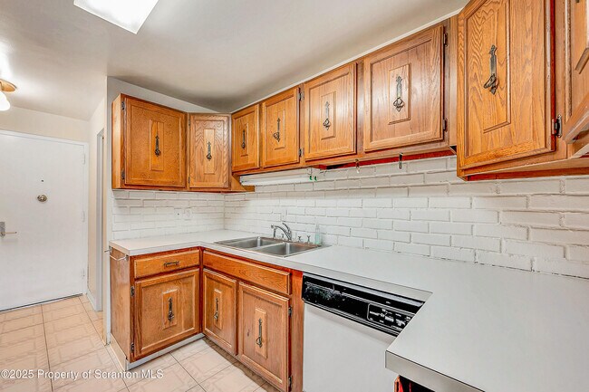Building Photo - 550 Clay Ave