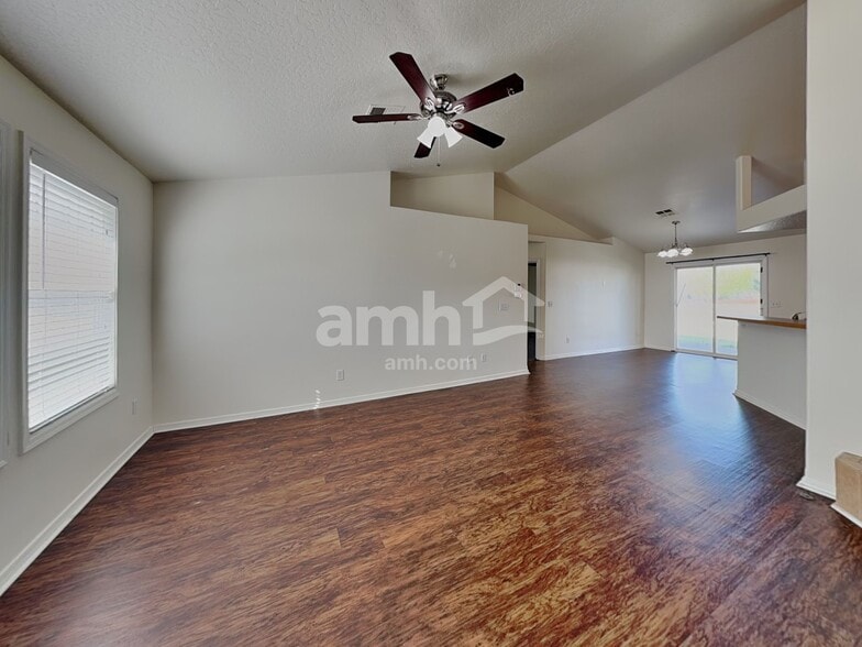 Building Photo - 410 S Saddlerock Ave