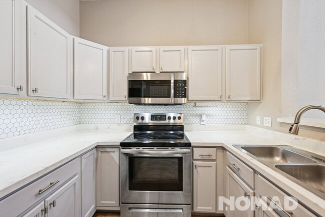 Building Photo - Spacious 3-Bed, 2-Bath Townhome with Garag...