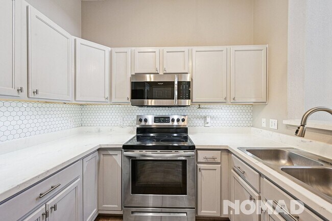 Primary Photo - Spacious 3-Bed, 2-Bath Townhome with Garag...
