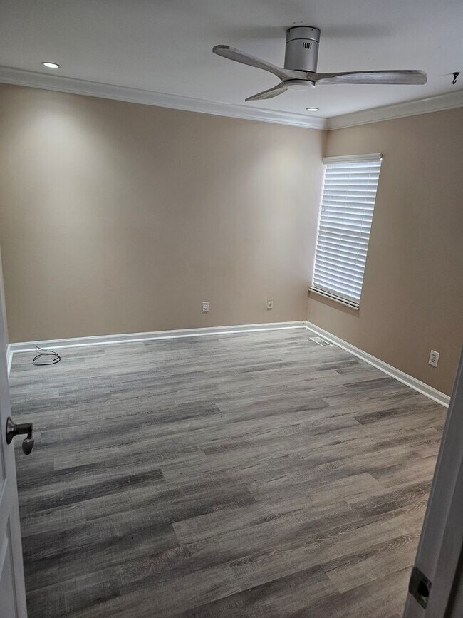 Building Photo - Wonderfully Remodeled Tri Level 3BR/2BTH Soulard Townhouse