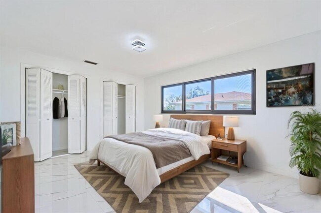 Building Photo - 2310 Laguna Dr