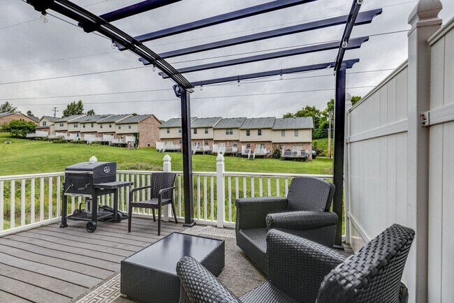 Building Photo - 2 BEDROOM 2 BATH TOWNHOME CLOSE TO DOWNTOWN