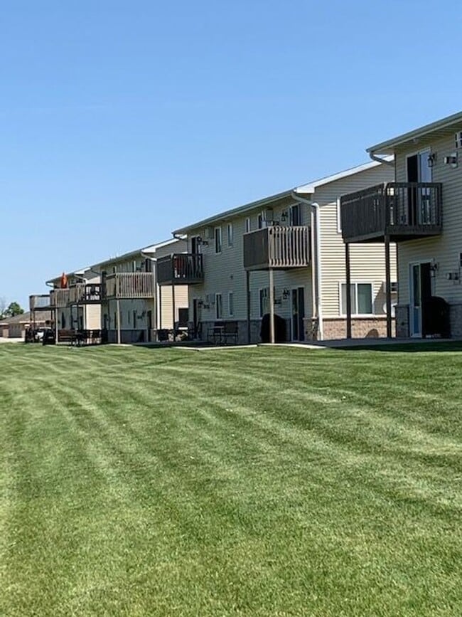 Building Photo - Spacious 2 Bedroom Upper Level Apartment
