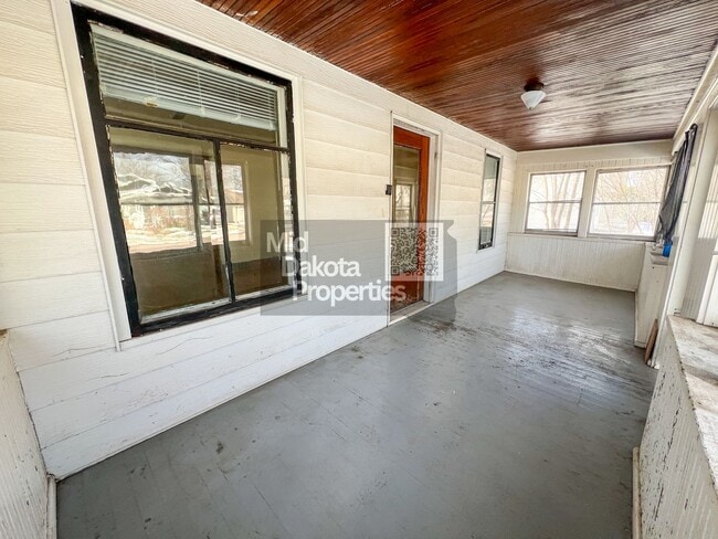 Building Photo - 933 E 5th-3 Bedroom House