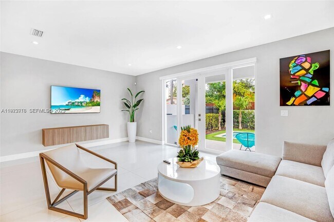 Building Photo - 3657 SW 26th St