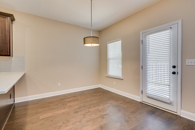 Building Photo - 926 Linsmore Ave