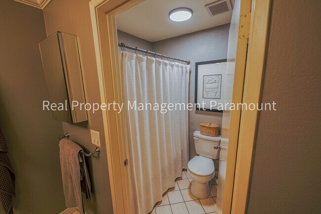 Building Photo - Don't miss out! 2 Bed 2 bath ready to go!