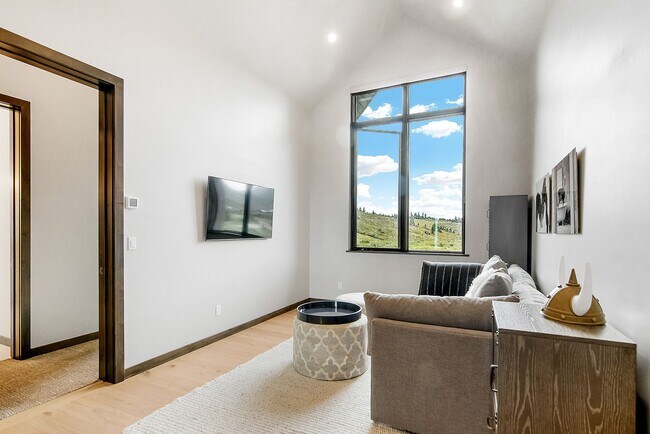 Building Photo - Luxury ski season rental is an entertainer...