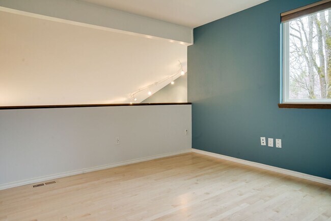 Building Photo - Kent Tri-level home