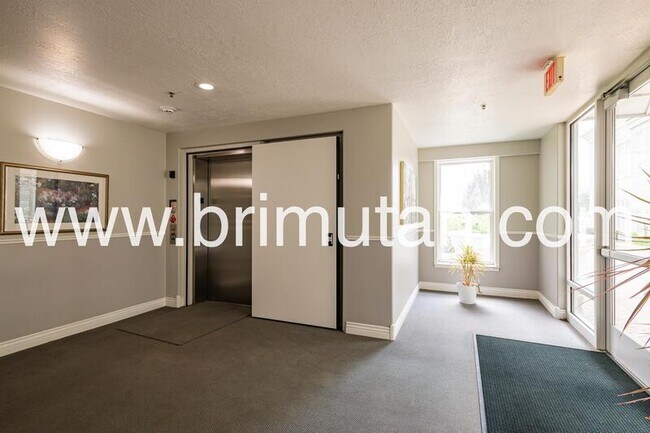 Building Photo - 3075 E Kennedy Dr