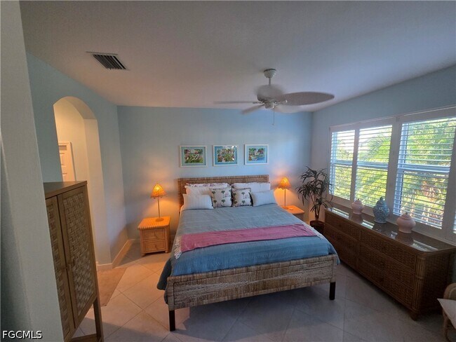 Building Photo - 10640 Camarelle Cir