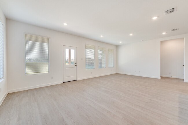 Building Photo - 10005 Standardbred Dr