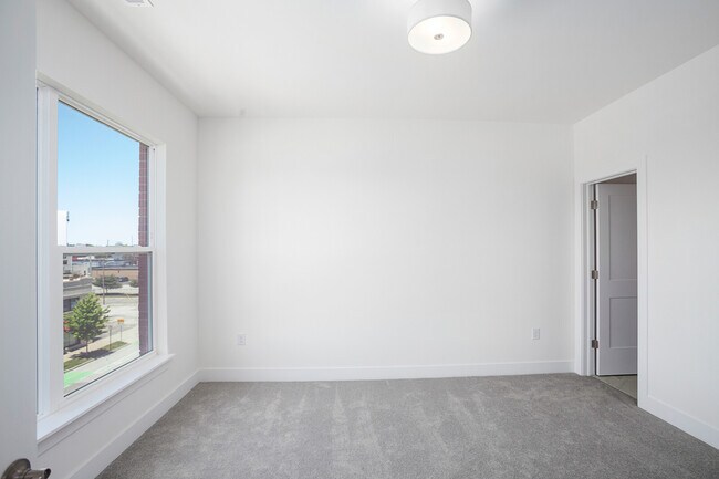 Building Photo - 727 N Illinois St