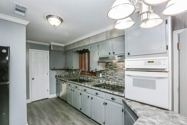 Building Photo - Lovely 3 Bedroom Bungalow in Pearl!