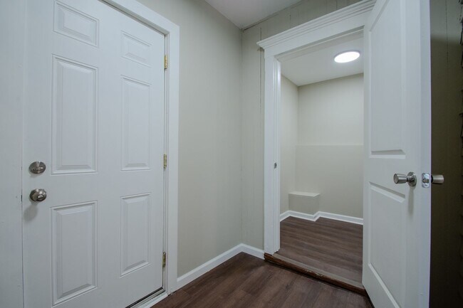 Building Photo - Newly Renovated 3 Bedroom 1.5 Bathroom Sla...