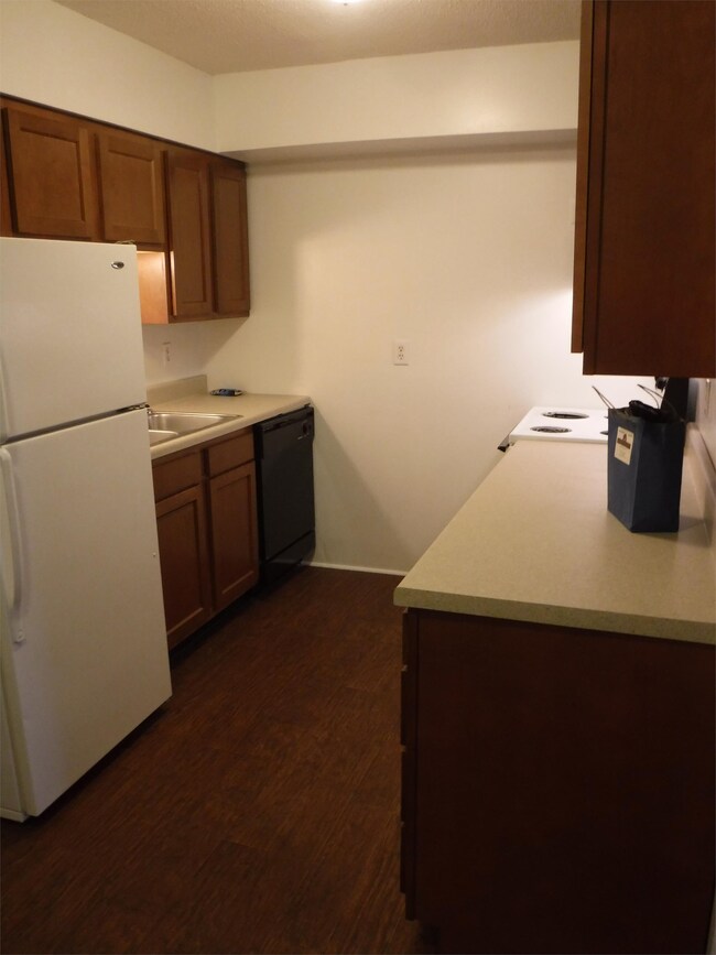 Building Photo - 936 E Colonial Manor Dr