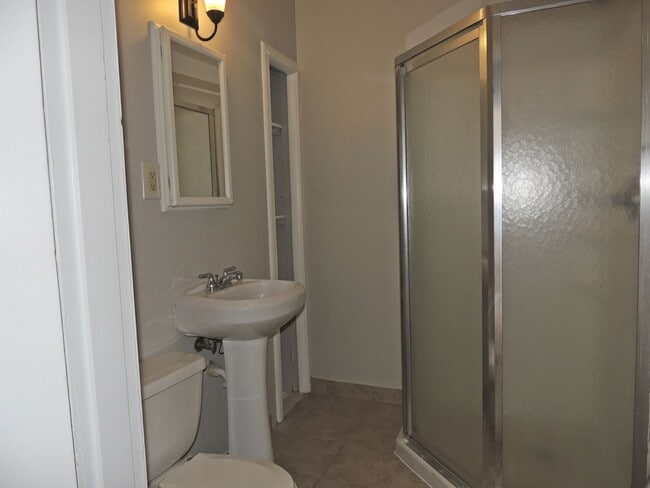 Building Photo - Two bedroom, one bath home is South Knoxville