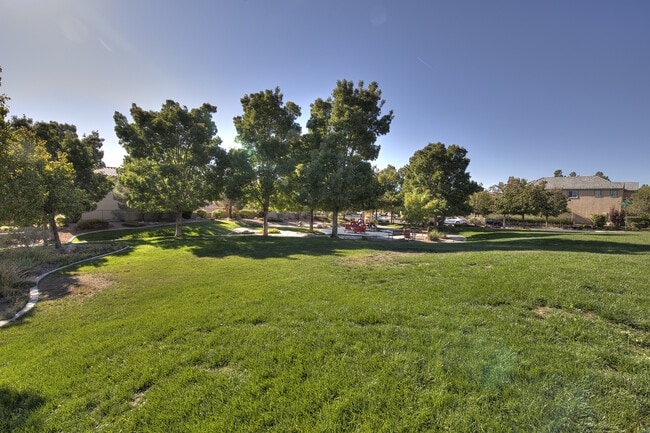 Building Photo - SUMMERLIN Home 3 Bedrooms + Small Loft - M...