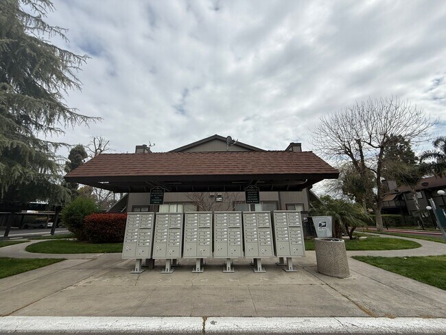 Building Photo - 1190 S Winery Ave